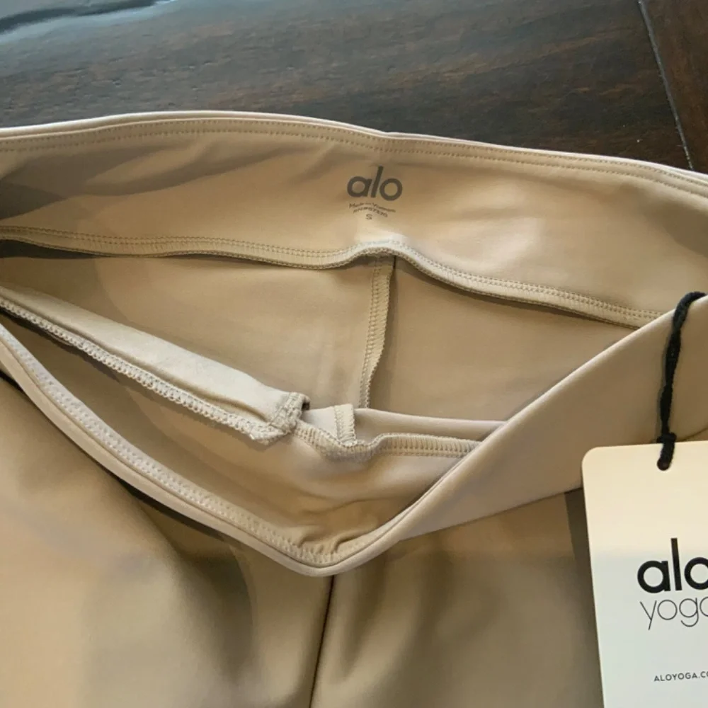 Alo Yoga High Waist Conceal -Zip Capri in gravel, size S, NWT,MSRP$118 Must have